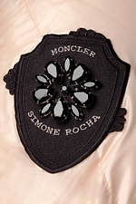 4 モンクレール シモーン・ロシャ 19年秋冬、パールやフラワーモチーフを配したダウン＆ドレスなど｜写真18