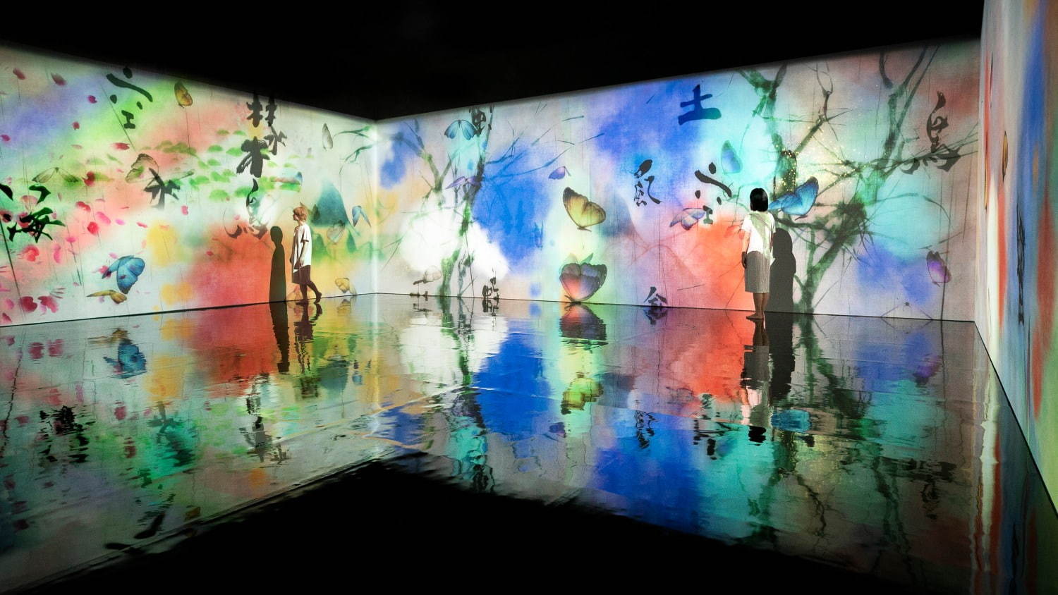 チームラボのデジタルアート展が山口・ときわ公園で、夜の植物館で泳ぐ魚や光り輝く植物｜写真3