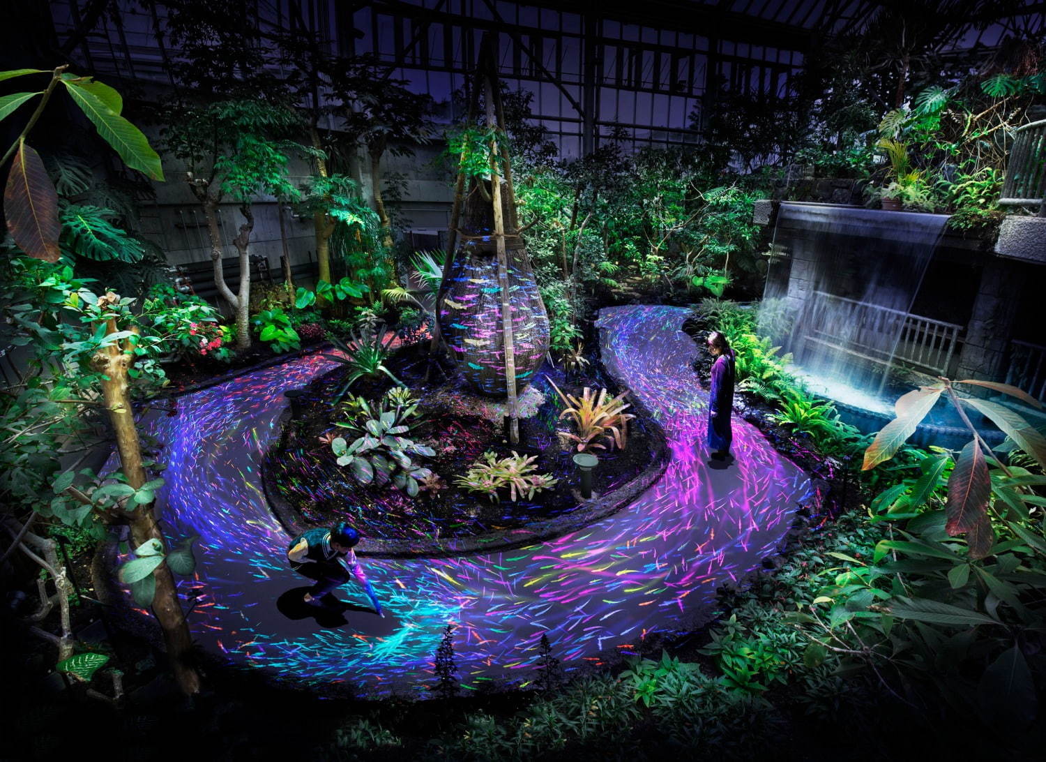 チームラボのデジタルアート展が山口・ときわ公園で、夜の植物館で泳ぐ魚や光り輝く植物｜写真1
