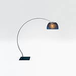 アルマーニ / カーザ、伊勢丹新宿店で限定ショップ - ダイニングテーブルや流線形のフロアランプ｜写真2