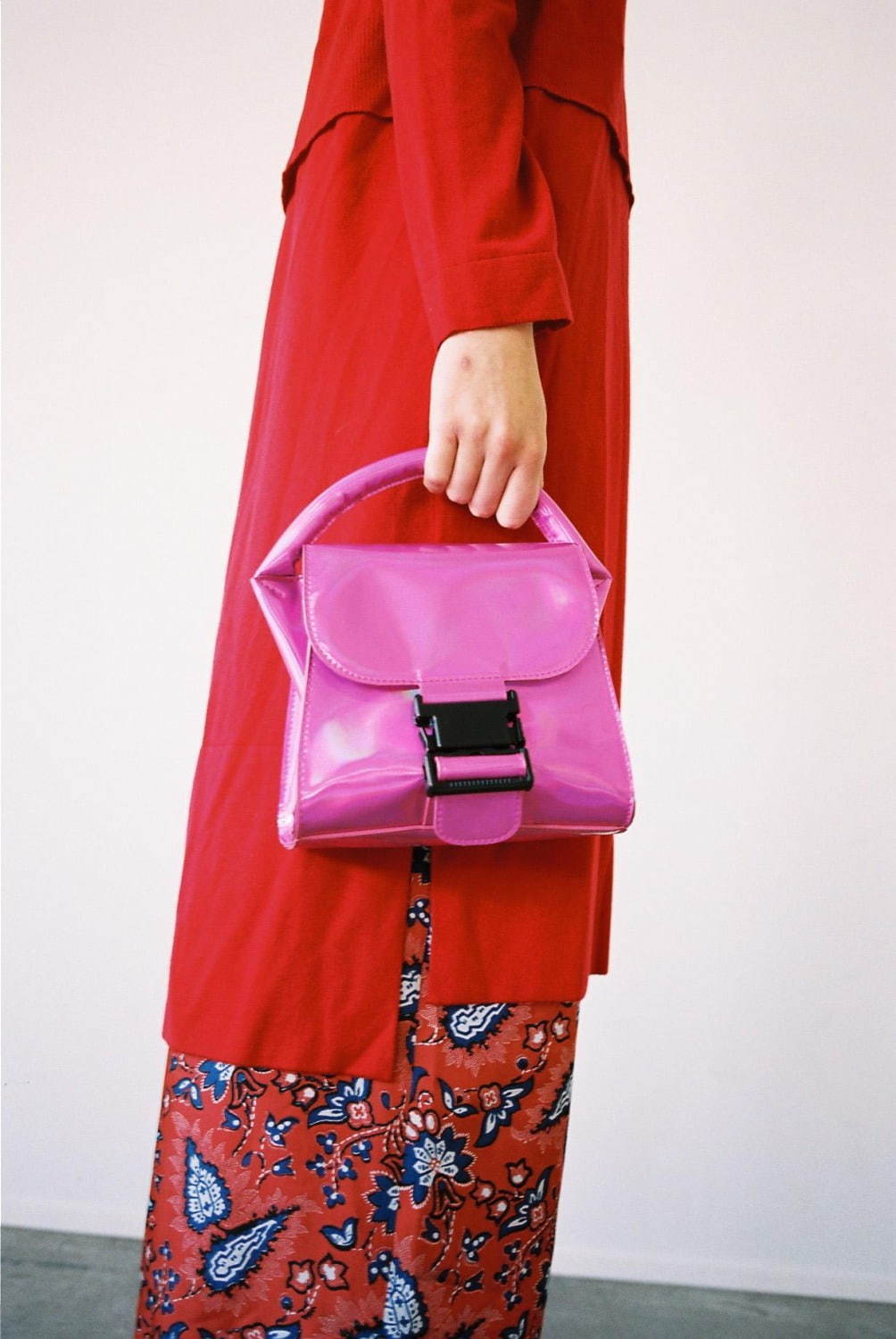 ズッカのバックルバッグに“メタリック”の新色、シルバー＆ゴールド＆ピンクの3種｜写真4