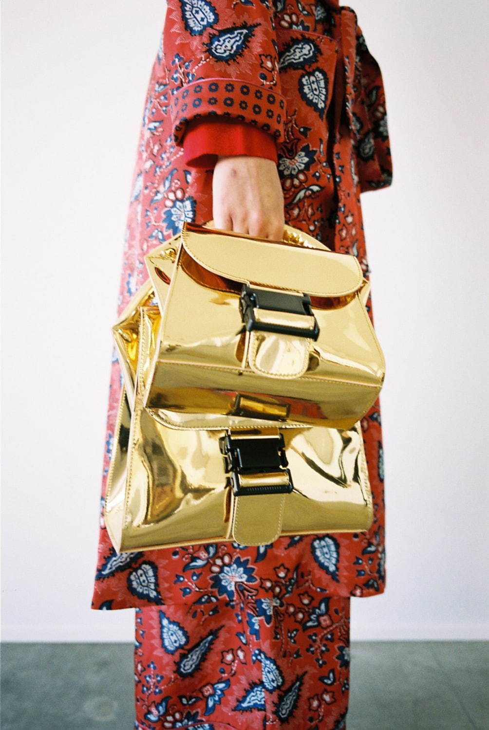 ズッカのバックルバッグに“メタリック”の新色、シルバー＆ゴールド＆ピンクの3種｜写真1