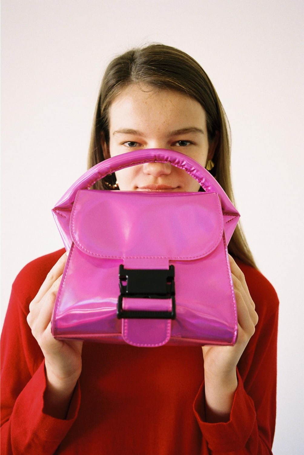 ズッカのバックルバッグに“メタリック”の新色、シルバー＆ゴールド＆ピンクの3種｜写真5
