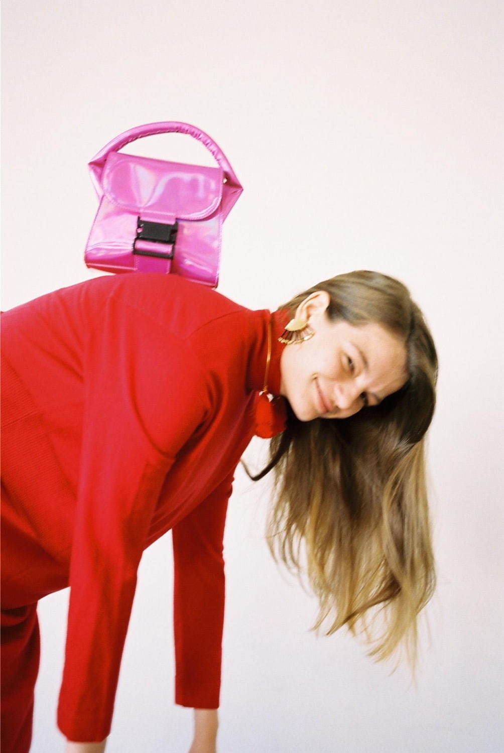 ズッカのバックルバッグに“メタリック”の新色、シルバー＆ゴールド＆ピンクの3種｜写真3
