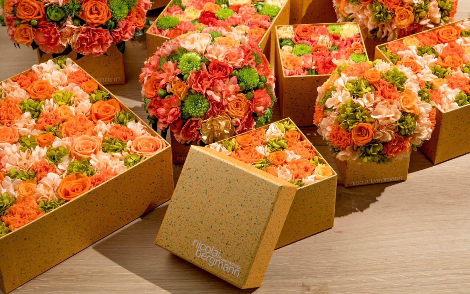 ニコライ バーグマン夏限定フラワーボックス、オレンジ×グリーンの花々をドット柄ボックスに詰めて｜写真5