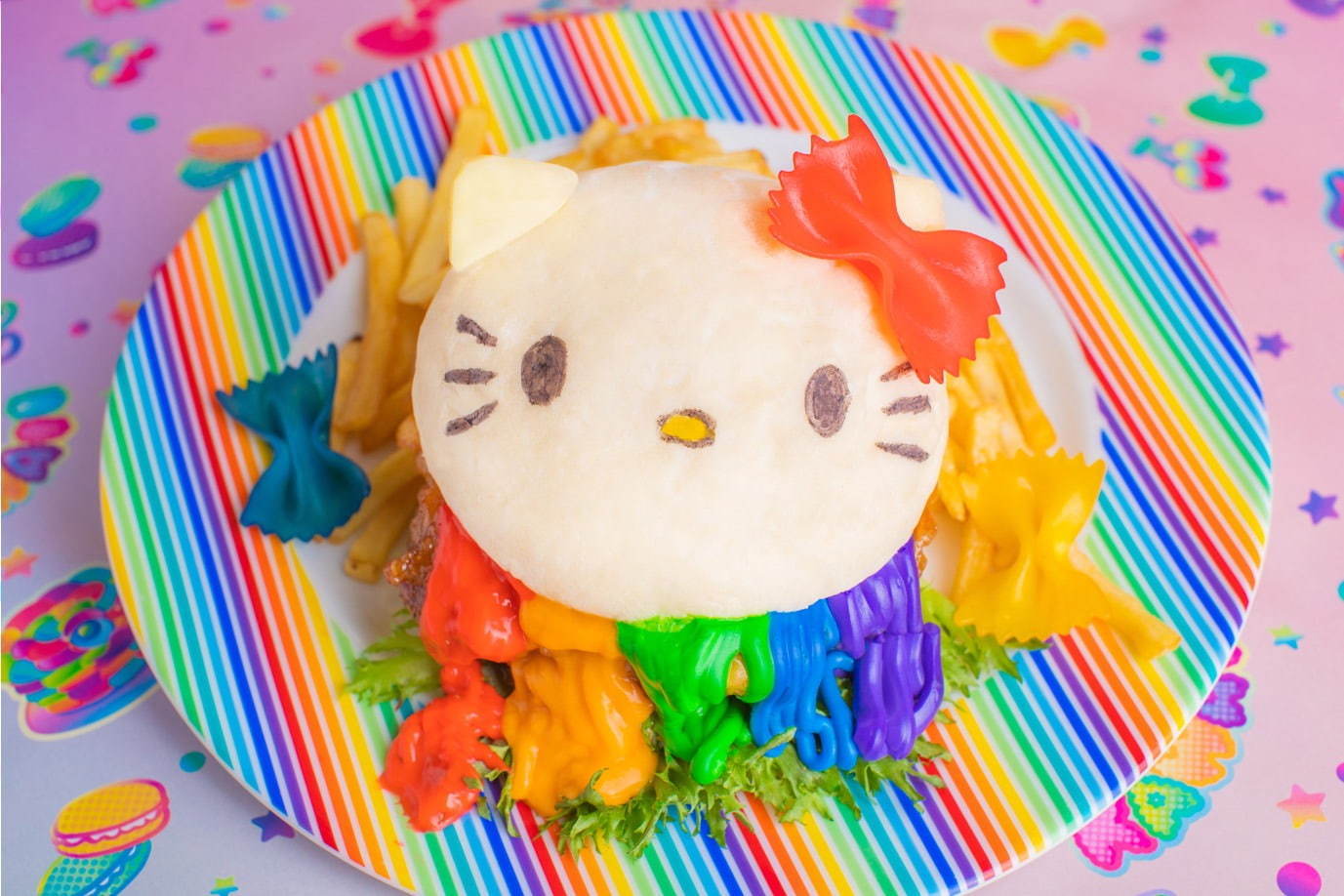 「ハローキティ」×カワイイ モンスター カフェ 原宿、虹色のハンバーガーやパフェ｜写真4