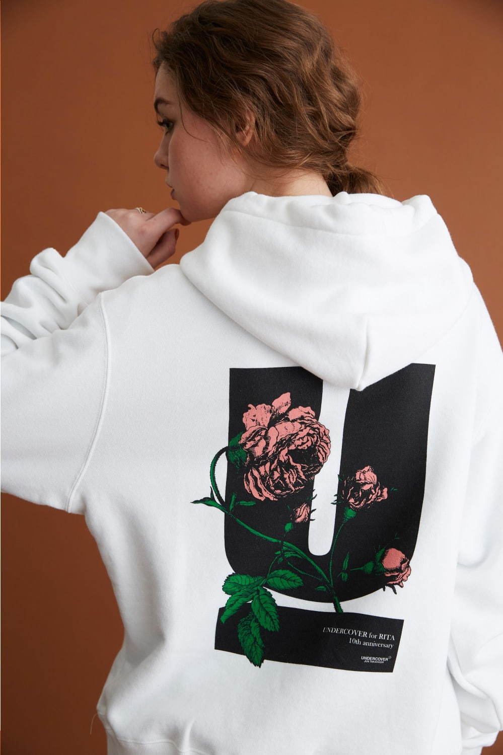アンダーカバー×リタ、“U”ロゴに薔薇のグラフィックを配したユニセックスパーカー＆Tシャツ｜写真24