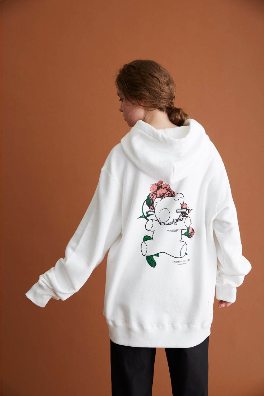 アンダーカバー×リタ、“U”ロゴに薔薇のグラフィックを配したユニセックスパーカー＆Tシャツ - ファッションプレス