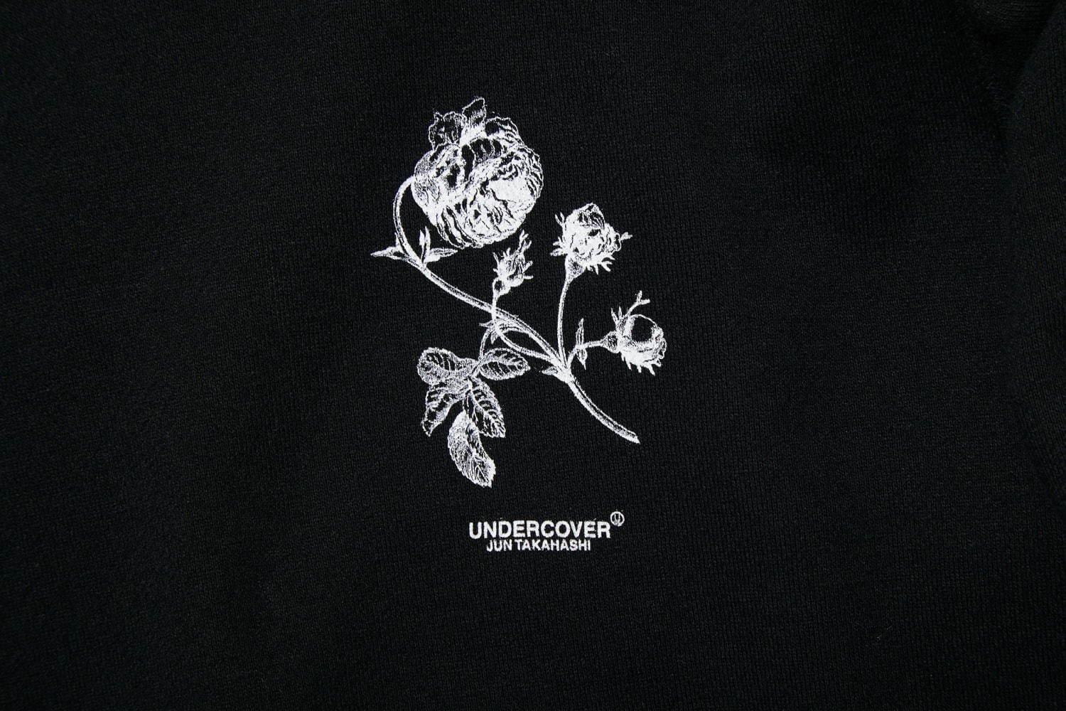 アンダーカバー×リタ、“U”ロゴに薔薇のグラフィックを配したユニセックスパーカー＆Tシャツ｜写真9