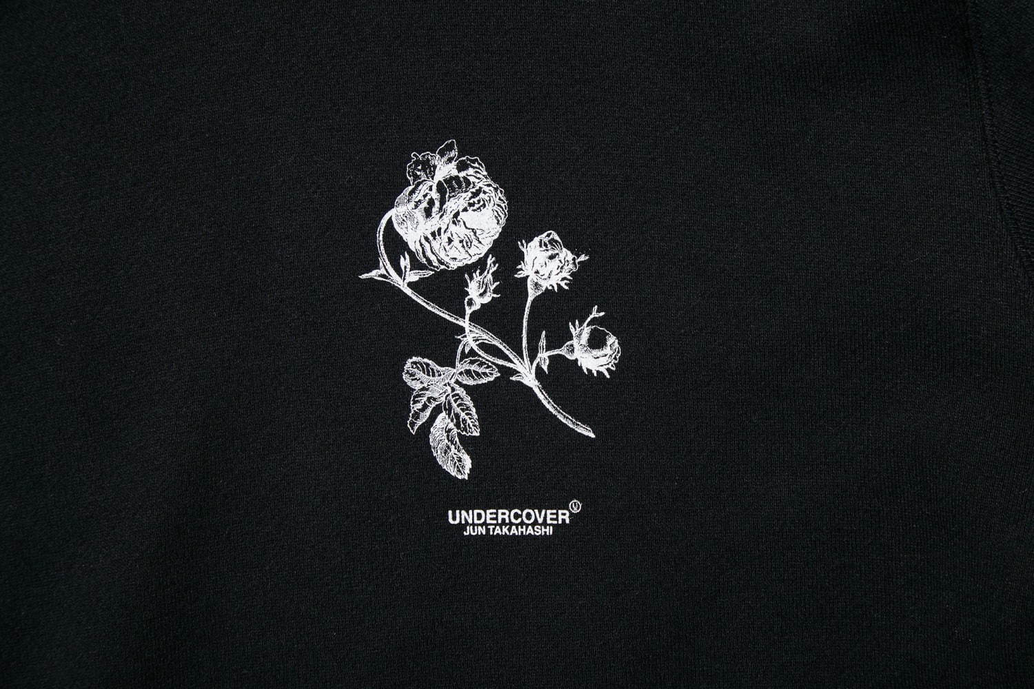 アンダーカバー×リタ、“U”ロゴに薔薇のグラフィックを配したユニセックスパーカー＆Tシャツ｜写真15