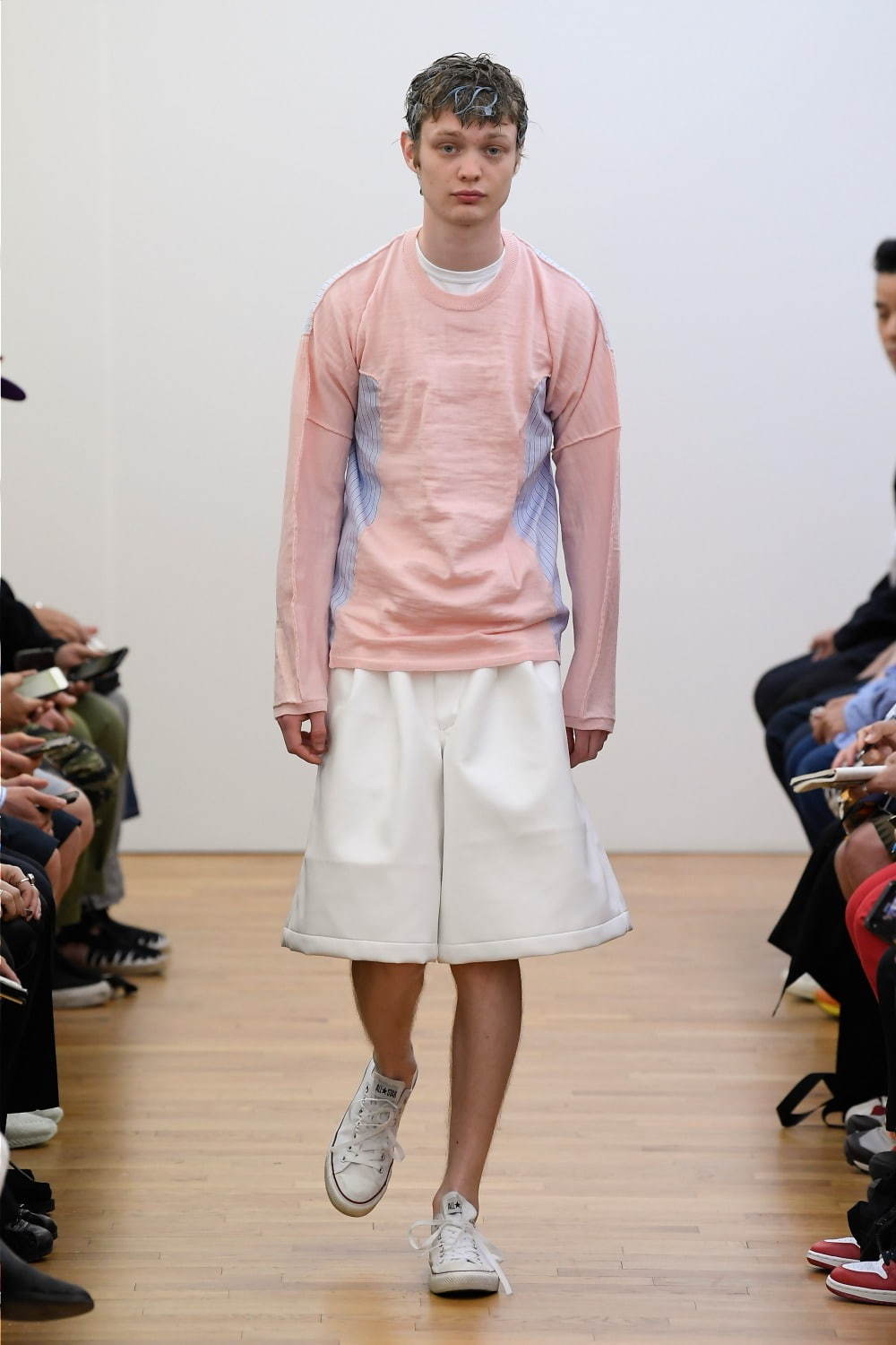 写真3 42 メンズ ピンクのtシャツ ロング を使ったコーディネート着用 コレクションルックギャラリー ファッションプレス