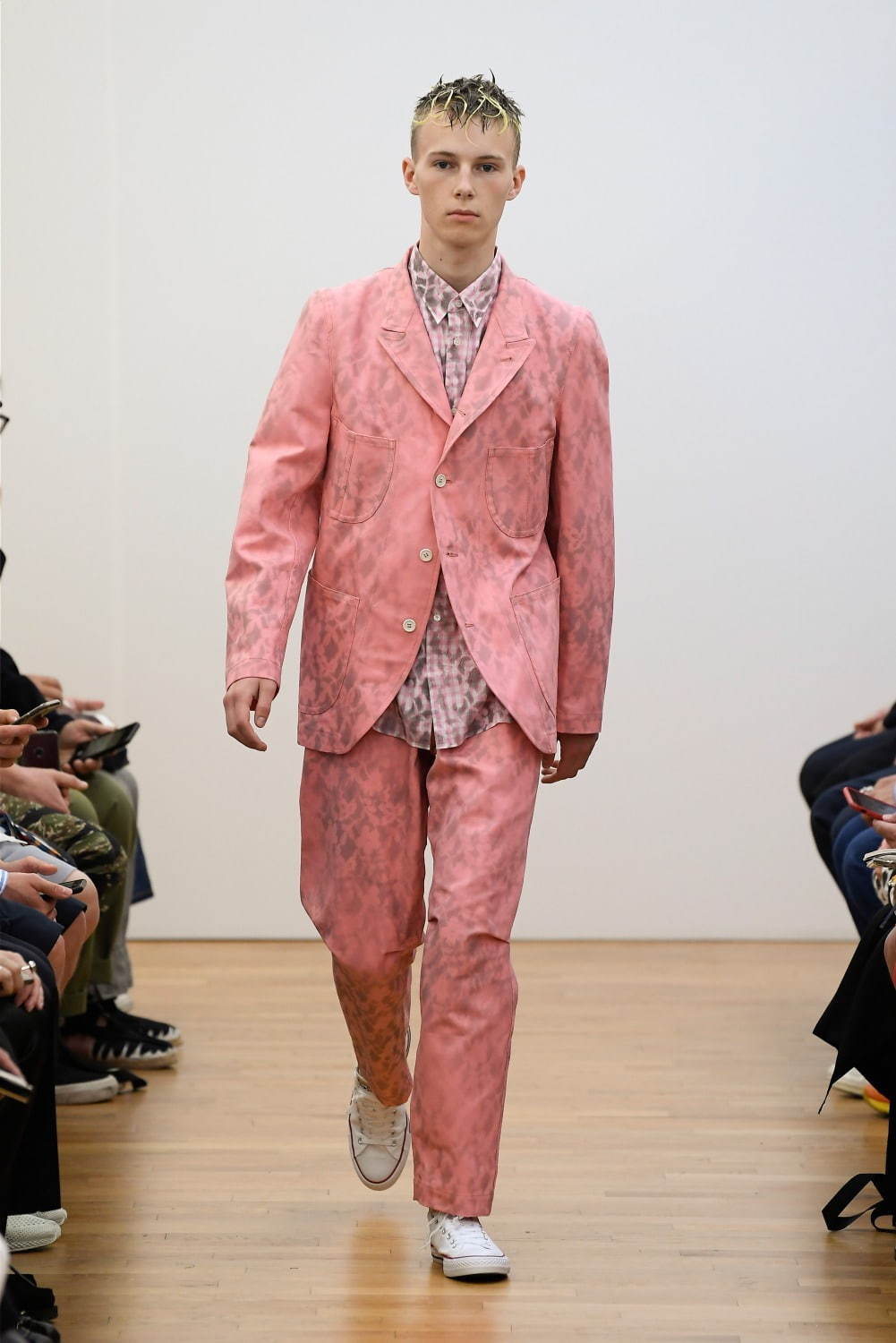 コム デ ギャルソン・シャツ 2020年春夏メンズコレクション - 色と色／服と服／生地と生地を繋ぐ｜写真17
