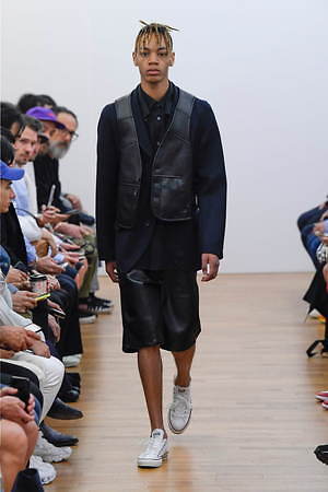 コム デ ギャルソン・シャツ 2020年春夏メンズコレクション - 色と色／服と服／生地と生地を繋ぐ｜写真1
