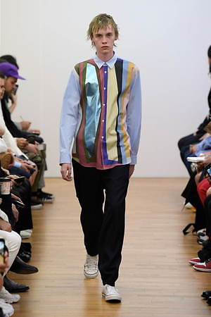 コム デ ギャルソン・シャツ 2020年春夏メンズコレクション - 色と色／服と服／生地と生地を繋ぐ｜写真4