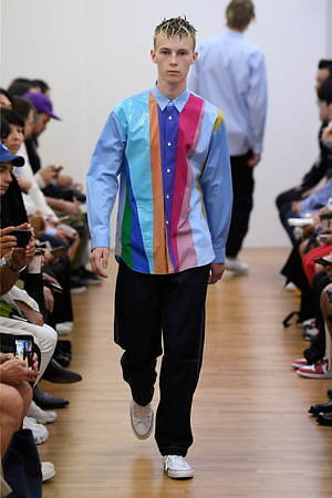 コム デ ギャルソン・シャツ 2020年春夏メンズコレクション - 色と色／服と服／生地と生地を繋ぐ｜写真5