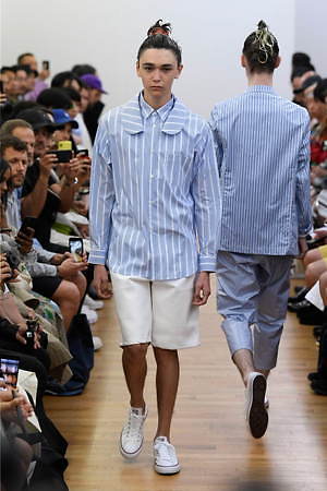 コム デ ギャルソン・シャツ 2020年春夏メンズコレクション - 色と色／服と服／生地と生地を繋ぐ｜写真11