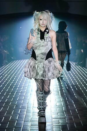 ユェチ・チ(YUEQI QI) 2025-26年秋冬ウィメンズコレクション  - 写真2