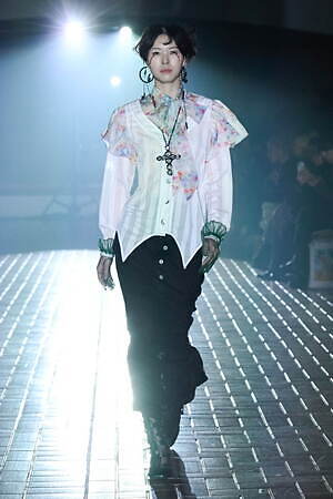 ユェチ・チ(YUEQI QI) 2025-26年秋冬ウィメンズコレクション  - 写真16