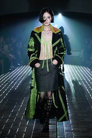 ユェチ・チ(YUEQI QI) 2025-26年秋冬ウィメンズコレクション  - 写真25