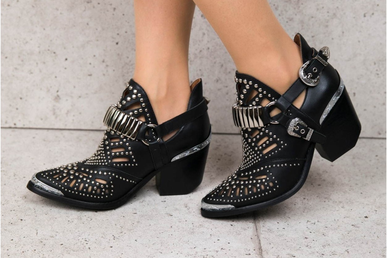 ジェフリーキャンベル「ハーネス付きウェスタンブーツ」輝くシルバースタッズ＆トゥキャップ