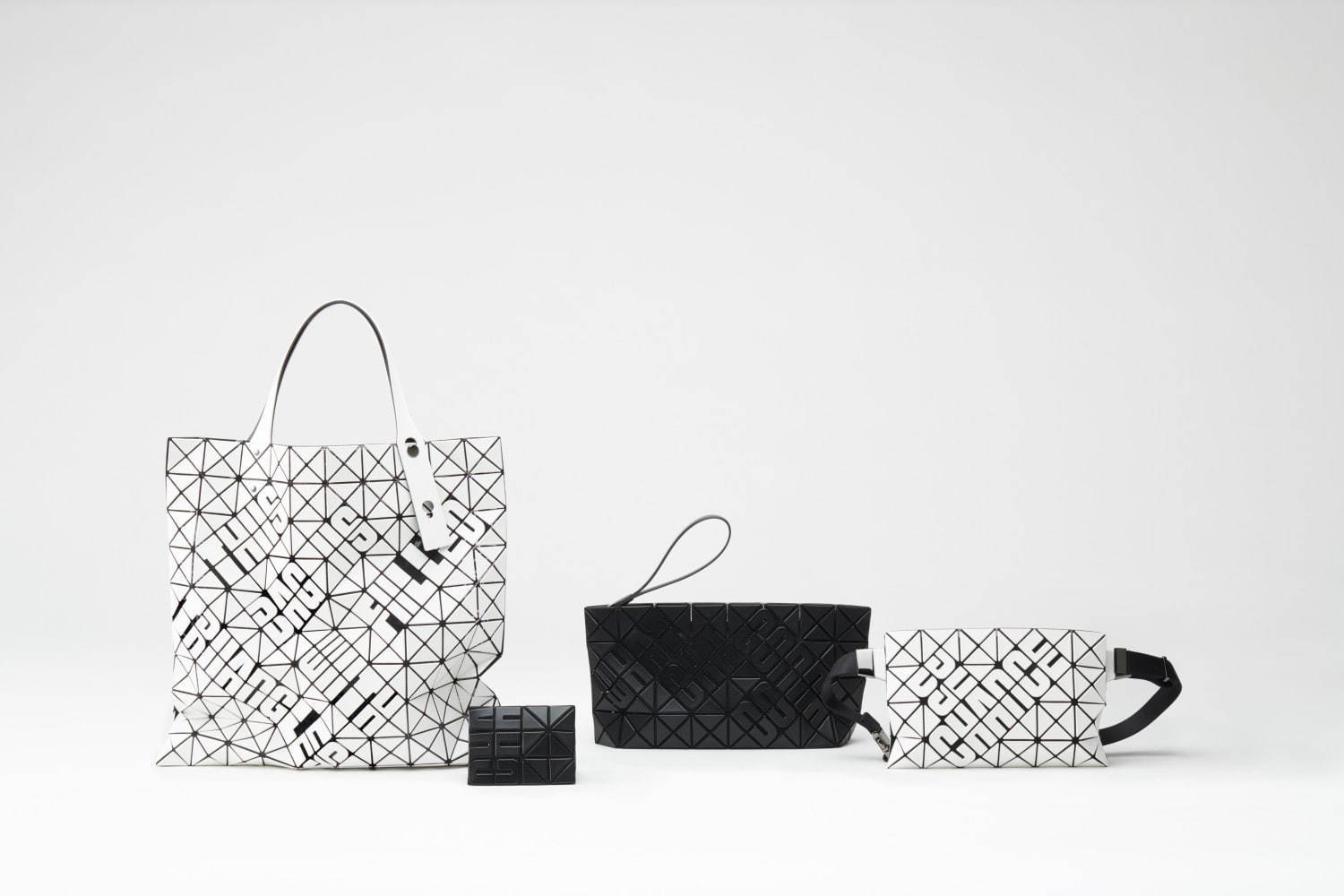 BAO BAO ISSEY MIYAKE 19年秋冬の新作、英字と三角のピースを