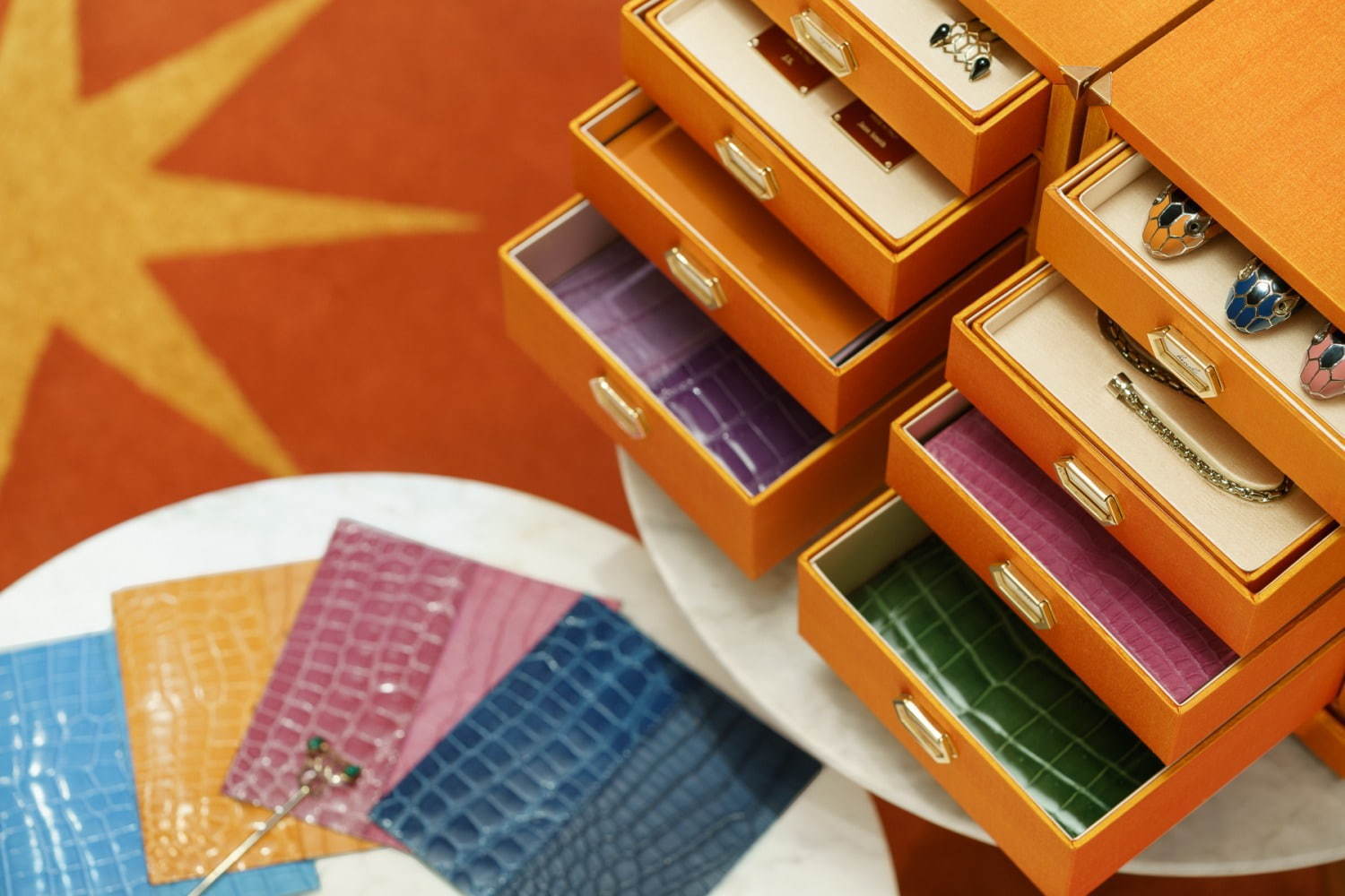 ブルガリ バッグのメイド・トゥ・オーダー、多彩なカラーレザーや「スネークヘッド」をカスタマイズ