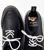 ナナミカ×ドクターマーチン“ギザギザソール”のコラボシューズ、マリンイメージの白シューレース｜写真10