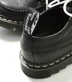 ナナミカ×ドクターマーチン“ギザギザソール”のコラボシューズ、マリンイメージの白シューレース｜写真11