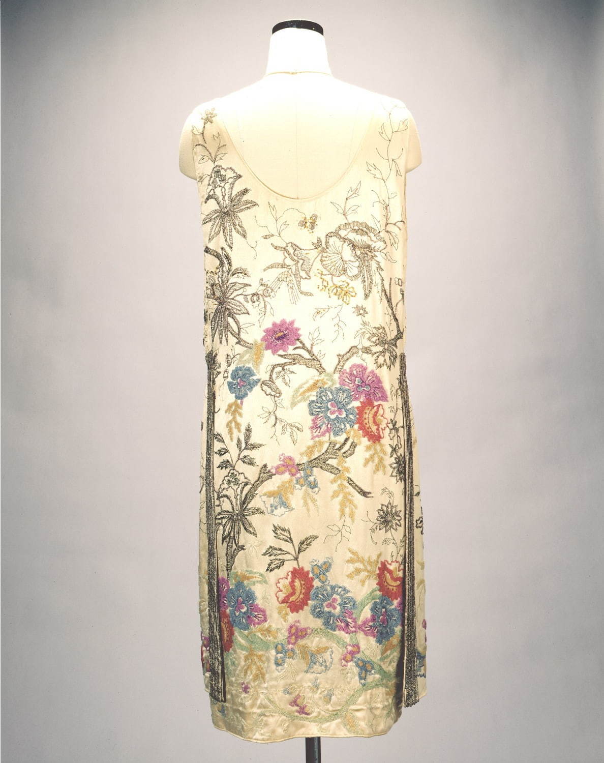 神戸ファッション美術館で“花”がテーマの展覧会、ディオールのドレスや民族衣装など約100点｜写真1