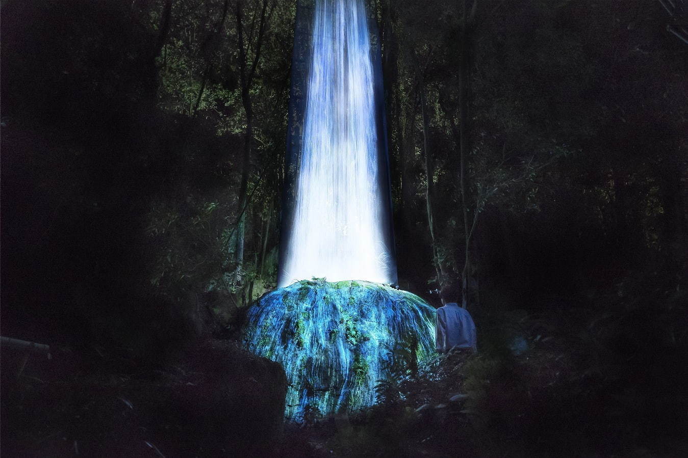 『かみさまの御前なる岩に憑依する滝 / Universe of Water Particles on a Sacred Rock』
teamLab, 2017, Digitized Nature