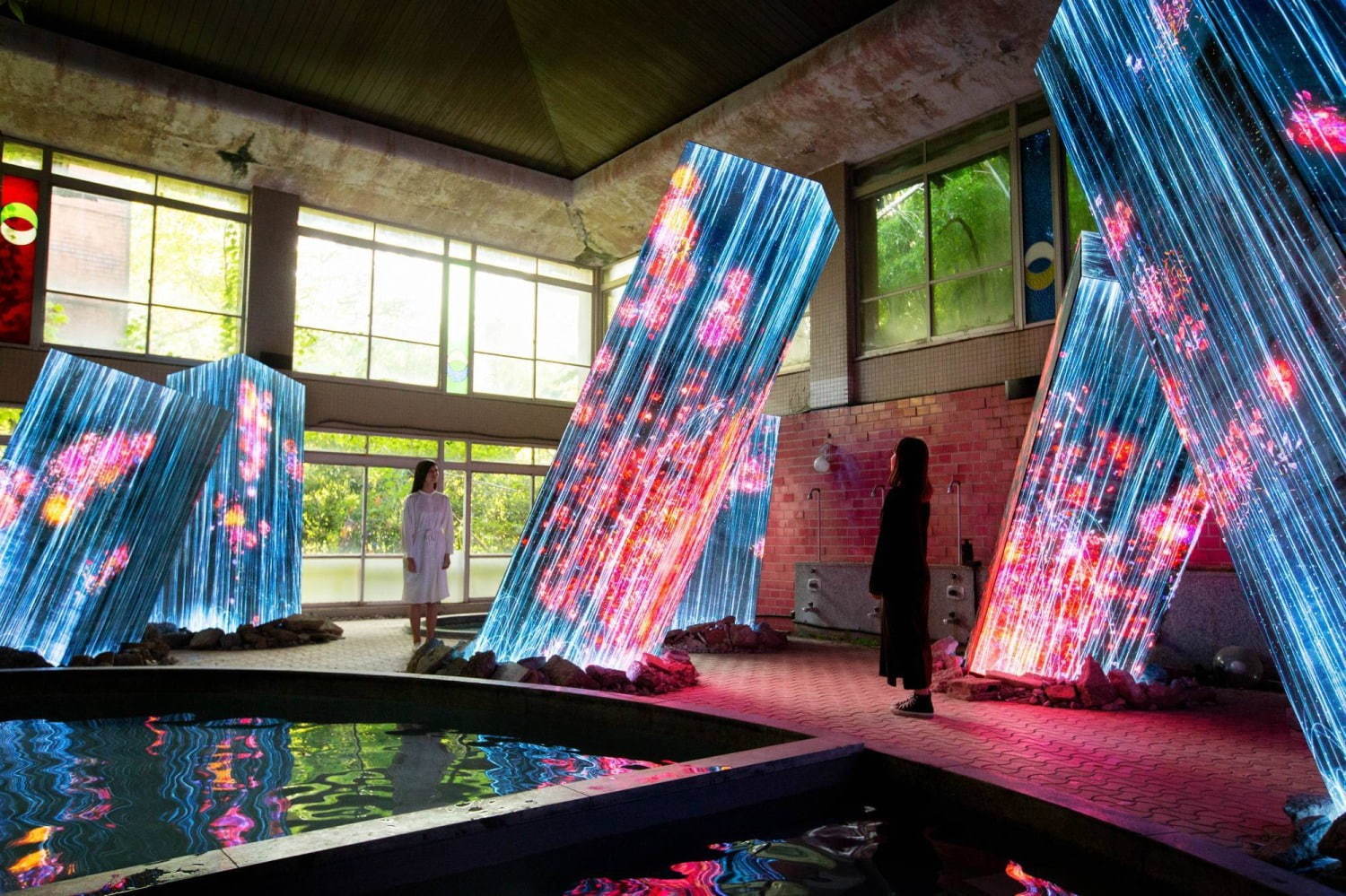 『廃墟の湯屋にあるメガリス / Megaliths in the Bath House Ruins 』
teamLab, 2019, Interactive Digital Installation, Sound: Hideaki Takahashi