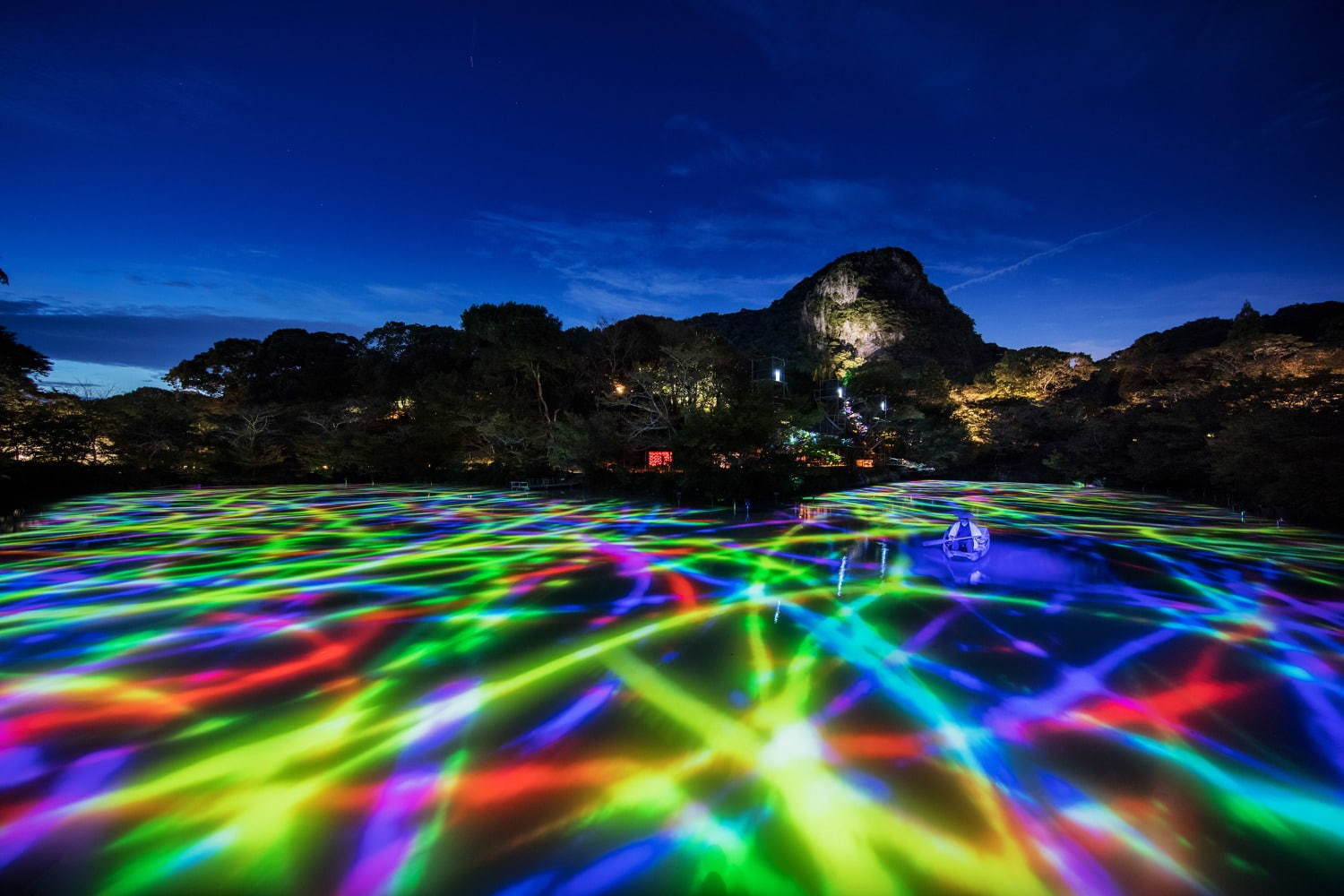 『小舟と共に踊る鯉によって描かれる水面のドローイング / Drawing on the Water Surface Created by the Dance of Koi and Boats - Mifuneyama Rakuen Pond』
teamLab, 2015, Interactive Digitized Nature, 13min 24sec, Sound: Hideaki Takahashi