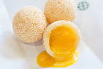 世界一安いミシュラン「ティム・ホー・ワン」日比谷店、カスタード“もちとろ”ゴマ団子限定発売｜写真1