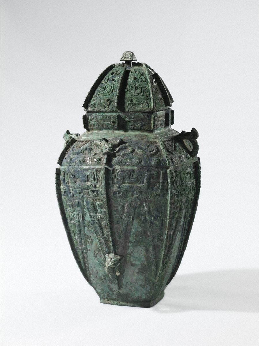 「饕餮文方罍」中国・殷(商)時代後期 紀元前 14~紀元前 11 世紀 岡田美術館蔵