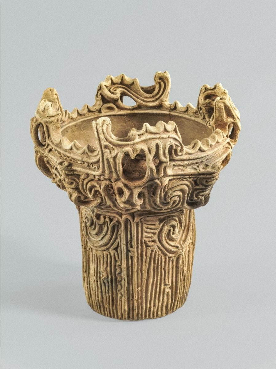 「深鉢形土器(火焔型土器)」縄文時代中期 紀元前 3000~紀元前 2000 年 岡田美術館蔵