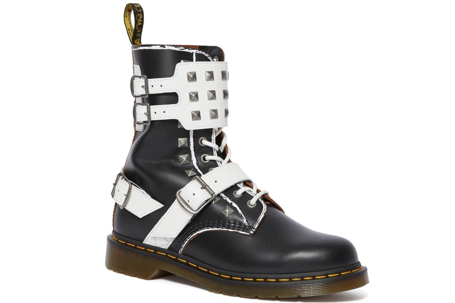 ドクターマーチン新作ブーツ「オルタナティブ エッジ」手書き風ホワイトライン＆スクエアスタッズ
