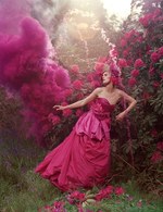 マックイーンやアルベール・エルバス、 ティルダ・スウィントンらが登場するティム・ウォーカーの新写真集｜写真3