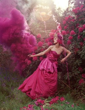 マックイーンやアルベール・エルバス、 ティルダ・スウィントンらが登場するティム・ウォーカーの新写真集｜写真3