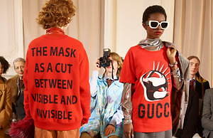 グッチ“マスク”を描いた「グッチ マニフェスト」Tシャツ、キャットや 