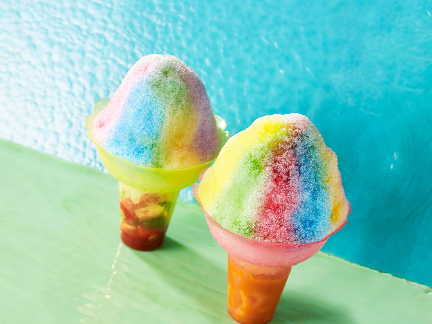 虹色シロップのかき氷「レインボーシェイブアイス」東京・芝公園で、夏のフルーツをたっぷり添えて｜写真2