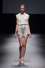 ジェイエヌビーワイ(JNBY) 2013年春夏コレクション - 光沢と柔らかい迷彩色で魅せるネオ・スポーティ｜写真1