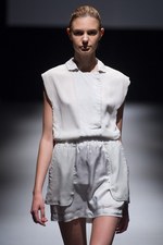 ジェイエヌビーワイ(JNBY) 2013年春夏コレクション - 光沢と柔らかい迷彩色で魅せるネオ・スポーティ｜写真2