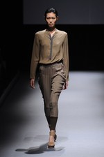 ジェイエヌビーワイ(JNBY) 2013年春夏コレクション - 光沢と柔らかい迷彩色で魅せるネオ・スポーティ｜写真8