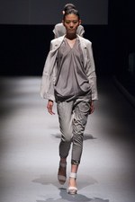 ジェイエヌビーワイ(JNBY) 2013年春夏コレクション - 光沢と柔らかい迷彩色で魅せるネオ・スポーティ｜写真10