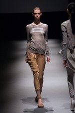 ジェイエヌビーワイ(JNBY) 2013年春夏コレクション - 光沢と柔らかい迷彩色で魅せるネオ・スポーティ｜写真12