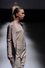 ジェイエヌビーワイ(JNBY) 2013年春夏コレクション - 光沢と柔らかい迷彩色で魅せるネオ・スポーティ｜写真14