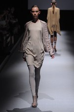 ジェイエヌビーワイ(JNBY) 2013年春夏コレクション - 光沢と柔らかい迷彩色で魅せるネオ・スポーティ｜写真15