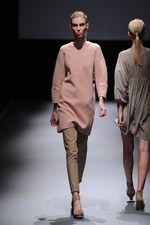 ジェイエヌビーワイ(JNBY) 2013年春夏コレクション - 光沢と柔らかい迷彩色で魅せるネオ・スポーティ｜写真16