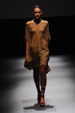 ジェイエヌビーワイ(JNBY) 2013年春夏コレクション - 光沢と柔らかい迷彩色で魅せるネオ・スポーティ｜写真17