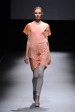 ジェイエヌビーワイ(JNBY) 2013年春夏コレクション - 光沢と柔らかい迷彩色で魅せるネオ・スポーティ｜写真18